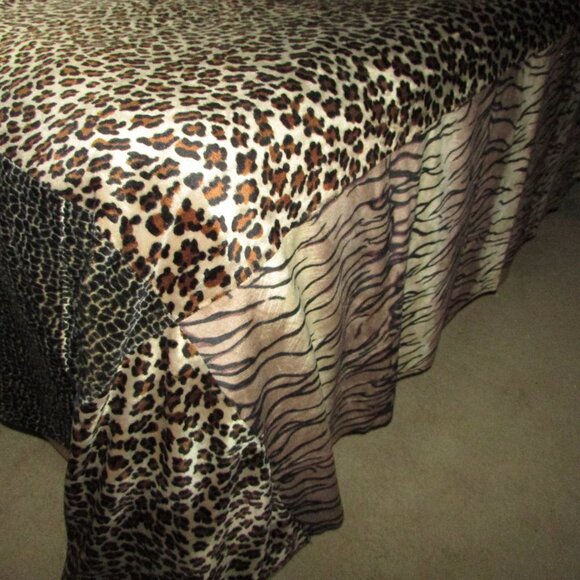 Textured Animal Print Bedspread Coverlet + Accent Pillow Cover - King Size - Picture 8 of 15